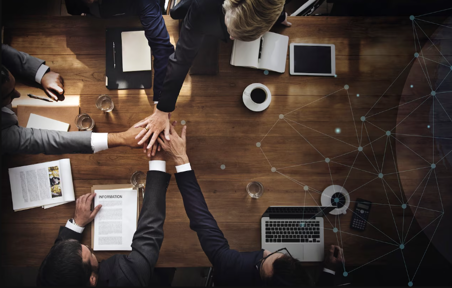 Equipo colaborando en una mesa para representar el ecosistema Flowtek